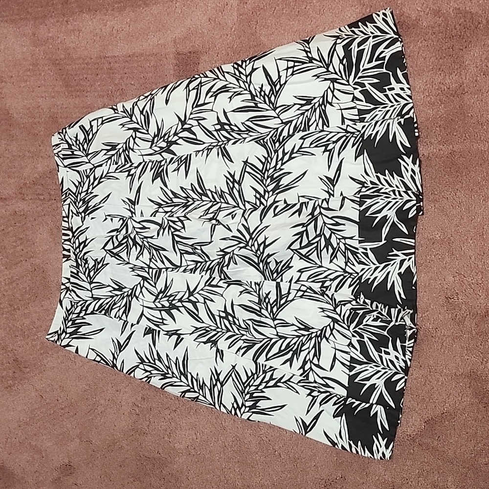 Jones Wear Studio Petite Black and White Skirt